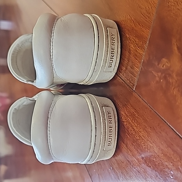 Burberry Women's White Leather Slip On Sz 37 1/2 or Size 7 - Picture 6 of 13
